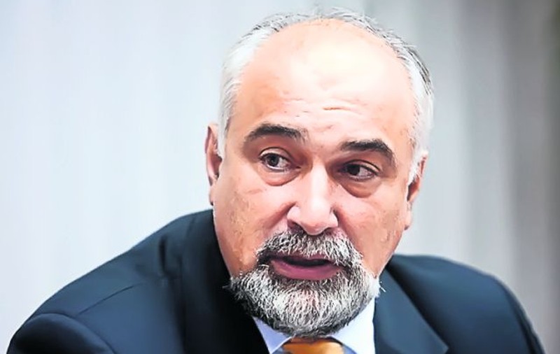 Varujan Vosganian, despre impozitarea vacilor și laptelui: „Nu-i normal ca eu să văd vaca păscând pe câmp şi să-mi pun în cafea lapte din Austria”