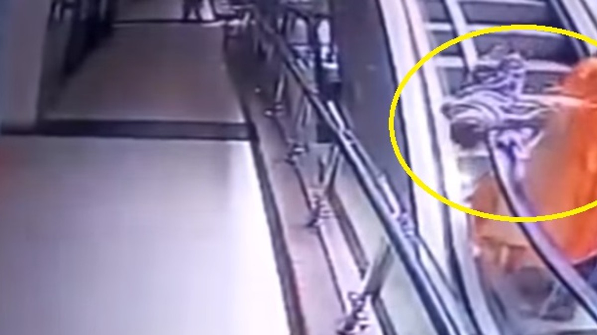 Un copil a murit după ce mama lui s-a dezchilibrat pe o scară rulantă și l-a scăpat din brațe