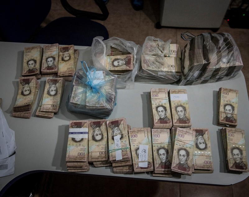 Cozi interminabile în Venezuela | Mii de oameni vor să schimbe bancnotele care vor fi scoase din circulație