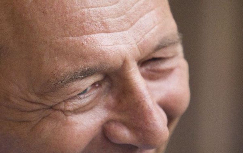 ASTA E BETON! Băsescu STĂ PE TRON IMAGINAR! Declaraţia pentru care i-ar trebui coroană, regat, supuşi...