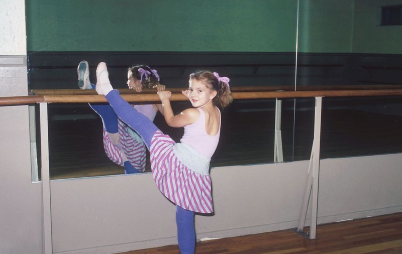 Ghiceşti CINE E BALERINA asta DRĂGĂLAŞĂ? A devenit una dintre cele mai CUNOSCUTE ACTRIŢE de la HOLLYWOOD! | FOTO