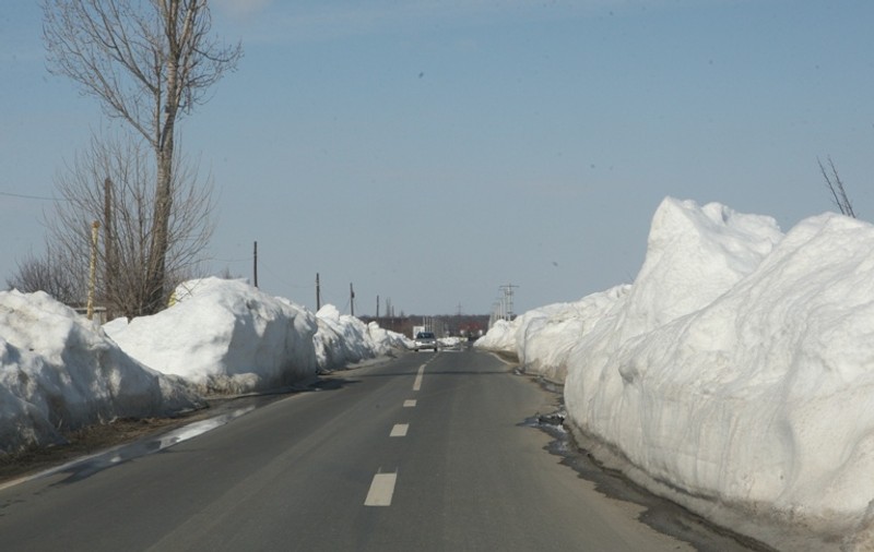La vară scăpăm de troienele astea! Vezi ce nămeţi au rămas pe un drum din Ilfov!