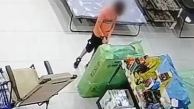 Un băiețel dă foc unui ambalaj într-un magazin