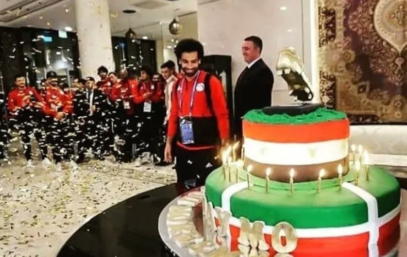 Mohamed Salah a primit un tort de 100 de kilograme de ziua lui | VIDEO