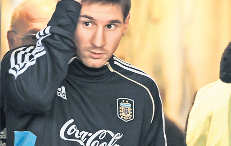 Lionel Messi, bătut cu pietre