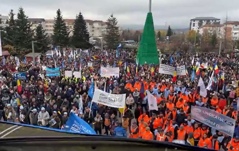 Mii de angajați Dacia protestează în stradă la Mioveni. Care sunt principalele revendicări  |  VIDEO