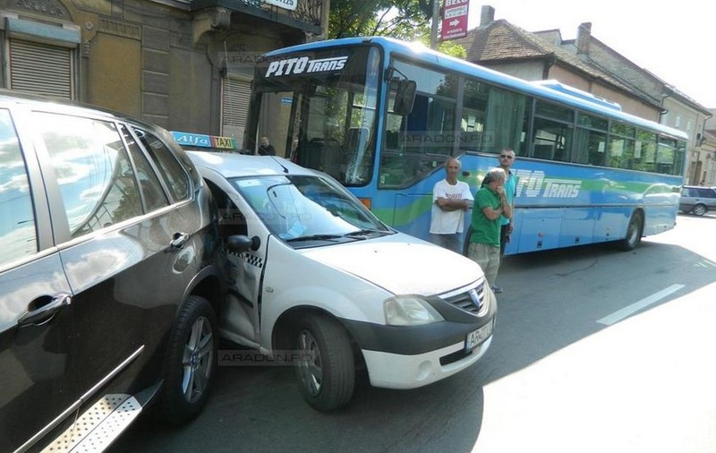 Accident în Arad! Un autobuz a lovit nouă automobile