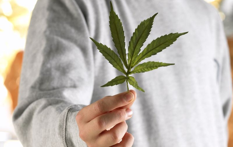Un tânăr a căzut de la etajul 3, după ce a consumat marijuana
