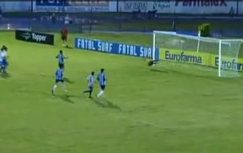 Eroare fabuloasă! Penalty transformat de jucător, dar văzut pe lângă poartă de arbitru
