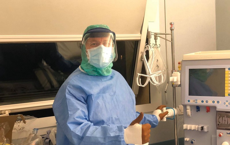 „Nu știm cu ce ne batem, e ca și cum cineva ți-ar injecta ciment în plămâni”. Mărturia cutremurătoare a unui asistent medical român care îngrijește pacienți cu COVID-19 la Milano