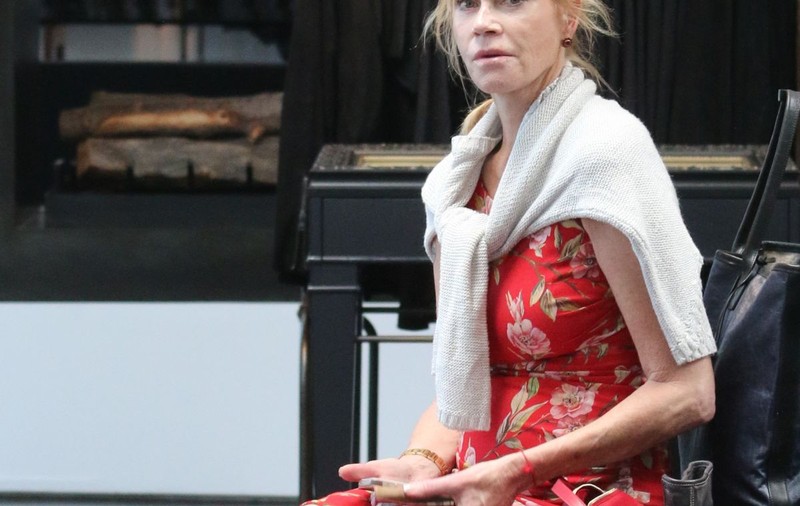 UNUL dintre FOŞTII SOŢI ai lui MELANIE GRIFFITH umblă cu TINERELE! Are iubită de doar 18 ani!
