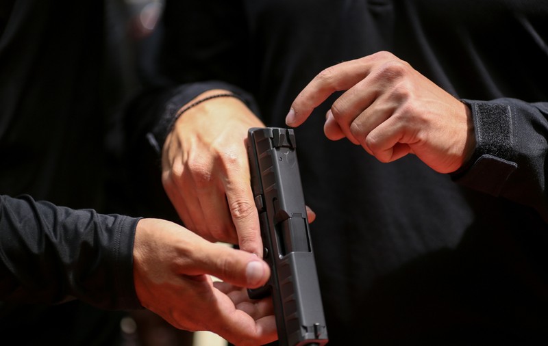 Un polițist a tras din greșeală cu arma în sediul Poliției din Baia Mare, în timp ce o curăța