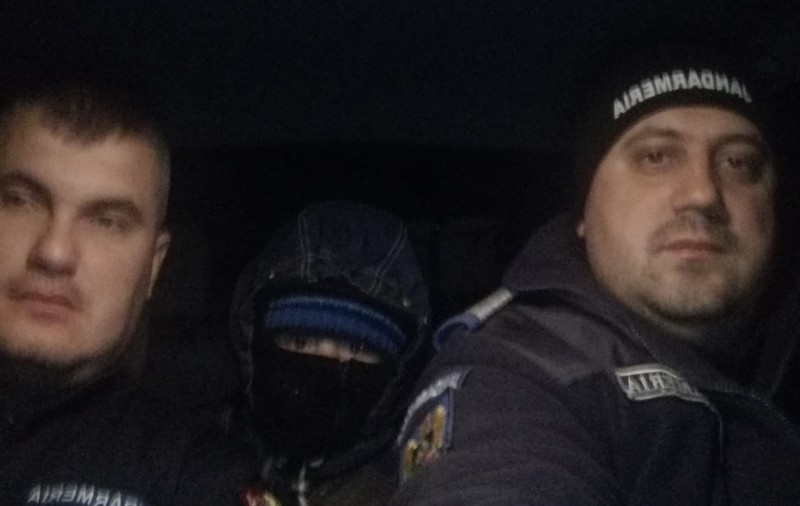 FOTO/ Copil de 5 ani salvat de pe drum, la minus 9 grade, de jandarmii din Timiș. Micuțul era dus de tată aproape cinci kilometri pe jos, în miez de noapte