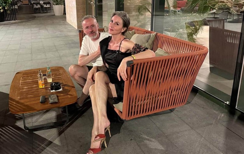 Cum au apărut Mihai Albu și soția lui la VIVA! Influencers Party 2026. „Îmbrăcat de oraș, inspirat de flori”