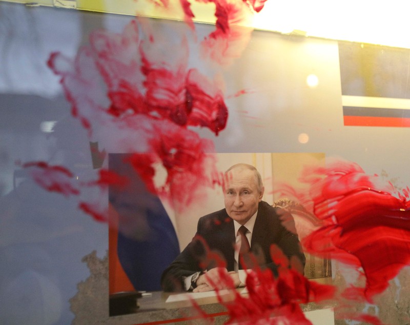 Românii, solidari cu Ucraina. „Împreună suntem mai puternici” și „Putin, asasin”, în fața ambasadelor Ucrainei și Rusiei