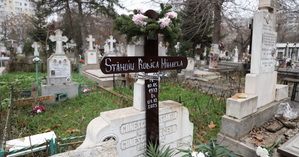 Mormântul și crucea de la locul unde a fost gropată Rodica Stănoiu, la Cimitirul Izvorul nou, București, 15 decembrie 2025