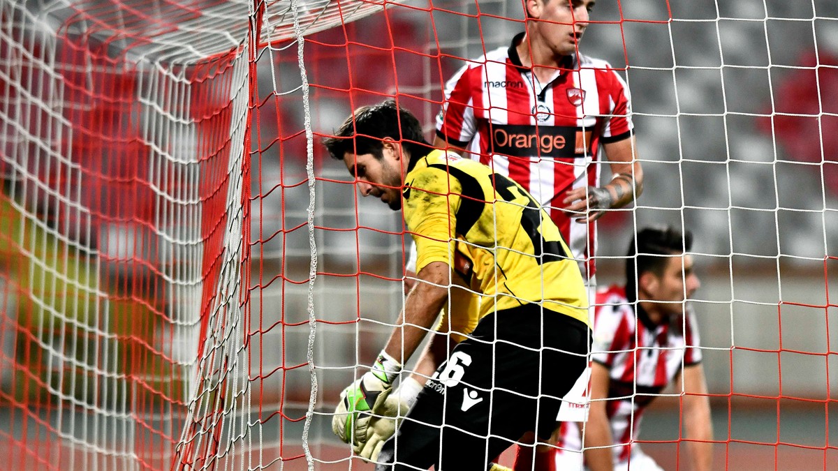 Jaime Penedo scoate mingea din plasa in meciul de fotbal dintre Dinamo Bucuresti si FC Viitorul Constanta din cadrul Ligii 1 Betano, desfasurat pe stadionul Dinamo din Bucuresti, luni 30 octombrie 2017. © FOTO: Razvan Pasarica/SPORT PICTURES