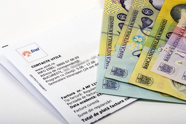 Pentru a vedea dacă mă încadrez la plafonare, trebuie să verific prețul din contract. Foto: Agerpres