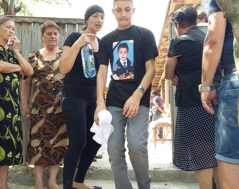 Una dintre victimele din Foltești a fost înmormântată! Șoferul este, în continuare, de negăsit! GALERIE FOTO