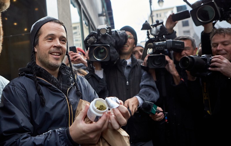 FOTO | Ce au făcut canadienii în prima zi după legalizarea marijuanei. „Sunt pe un norişor!”