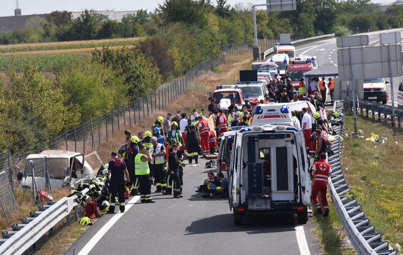 Trei morți și 17 răniți, după ce o dubă care transporta migranți s-a răsturnat la granița Austriei cu Slovacia