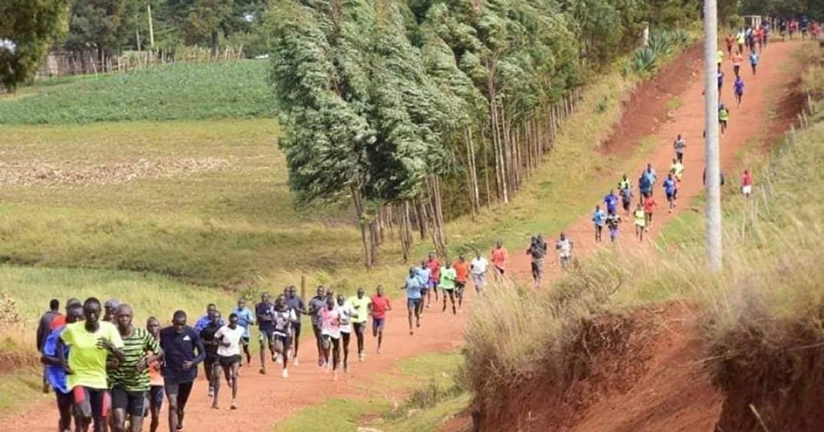 Atleți kenyeni antrenându-se în Iten