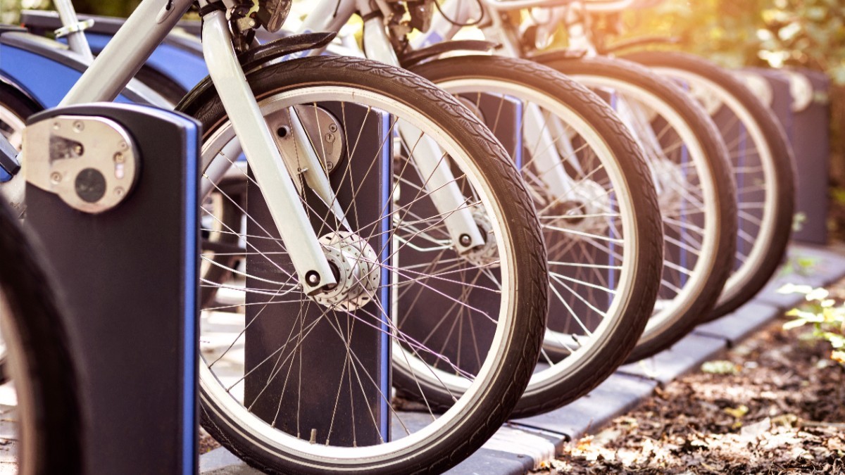 Mai multe biciclete în zona specială pentru depozitarea bicicletelor
