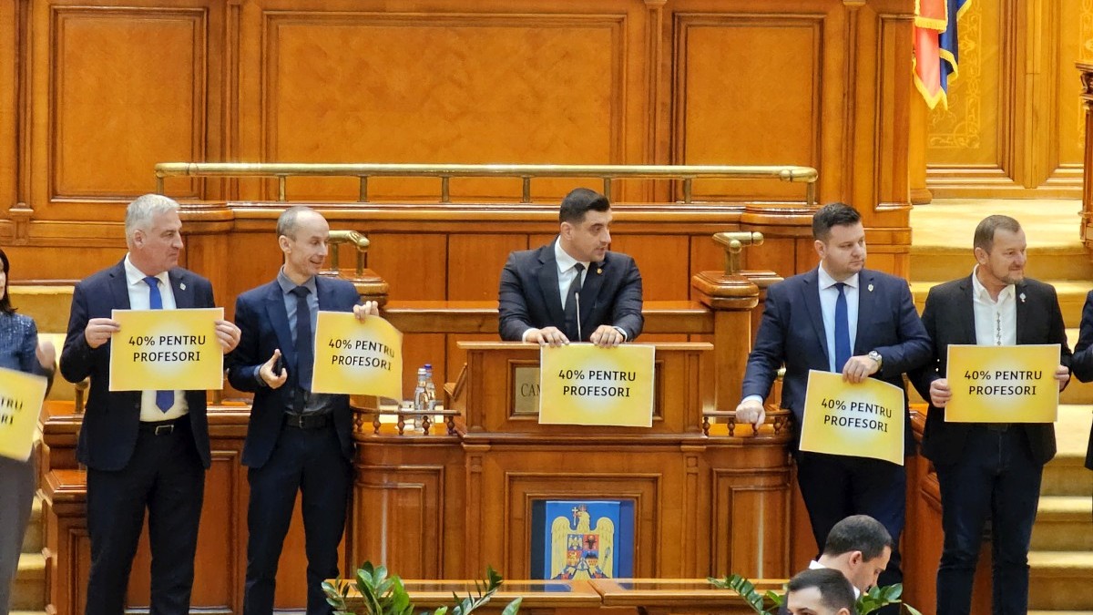 Parlamentarii AUR, înainte să părăsească sala de plen unde se dezbătea bugetul pe 2024. Foto: Cristian Otopeanu / Libertatea