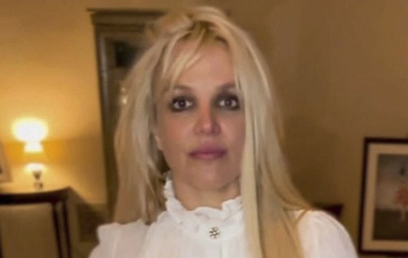 Britney Spears a pozat complet goală și încălțată cu cizme înalte. Apariția vedetei i-a șocat pe fani, care sunt îngrijorați pentru ea