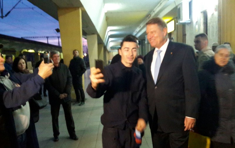REPORTAJ/ Ce nu s-a văzut în timpul vizitei președintelui Iohannis la Ploiești. Peroanele au fost spălate ca pe vremuri, iar trenul a fost luminat și încălzit