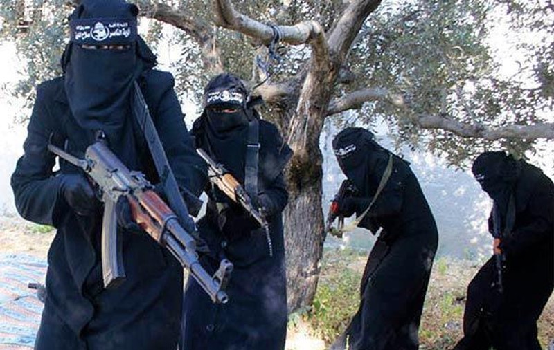 Mireasă jihadistă arestată când s-a întors în Marea Britanie cu copilul născut într-o tabără ISIS din Siria