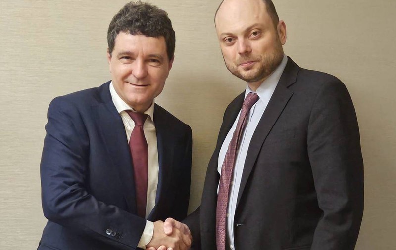 Nicușor Dan s-a întâlnit cu cel mai important opozant al lui Putin, Vladimir Kara-Murza: „E important să ne pregătim pentru viitor”