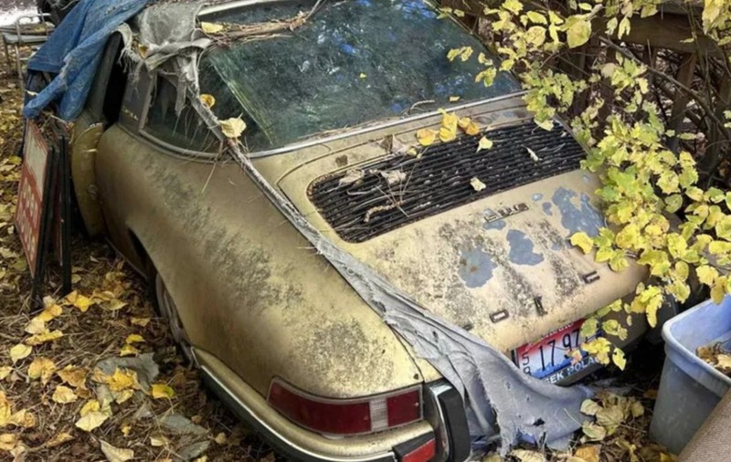 Un Porsche 911, descoperit după ce a stat 30 de ani abandonat sub niște brazi