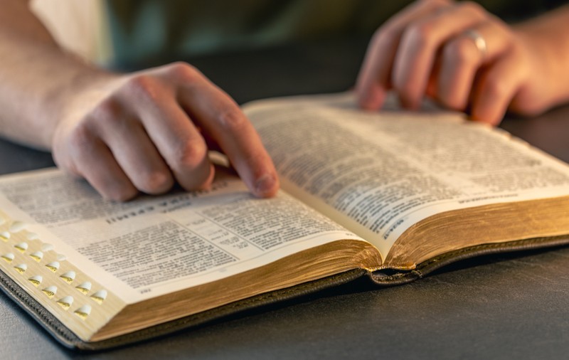 Vânzările de Biblii au explodat și au atins numere record în Marea Britanie: mulți cumpărători sunt bărbați tineri