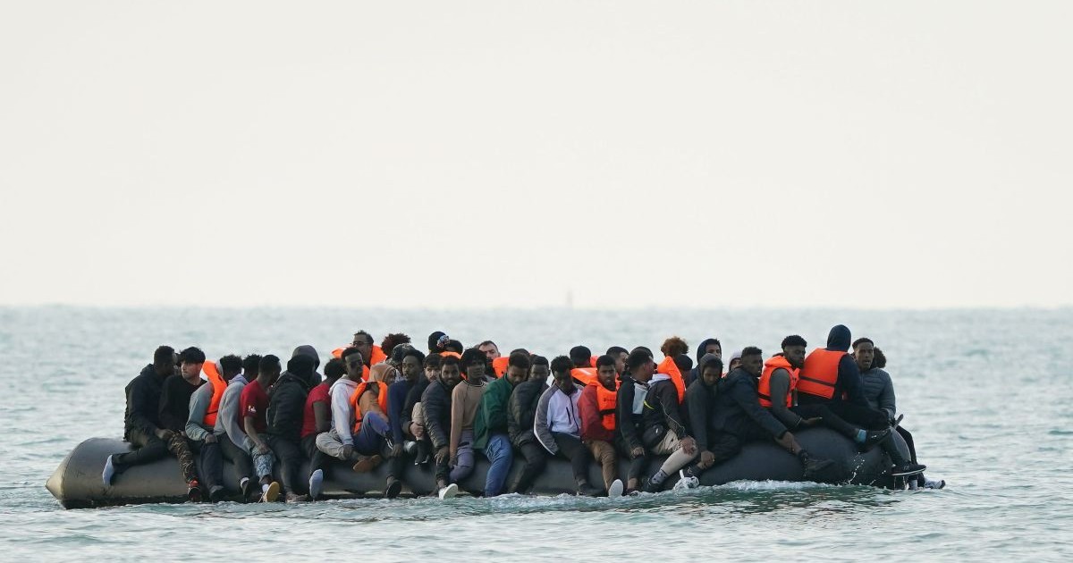 O mică barcă care transportă migranți sosește în Gravelines, Franța, 9 octombrie 2025