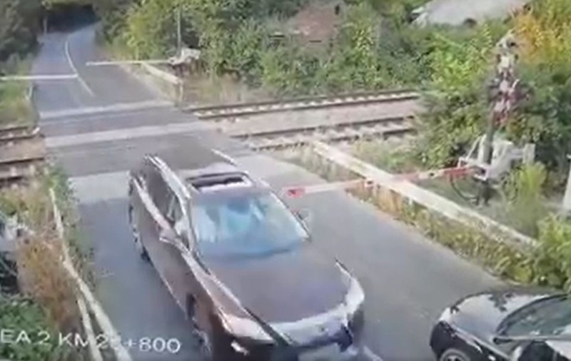 Șoferul care a rupt barierele la Brănești era beat și s-a răsturnat cu mașina două ore mai târziu