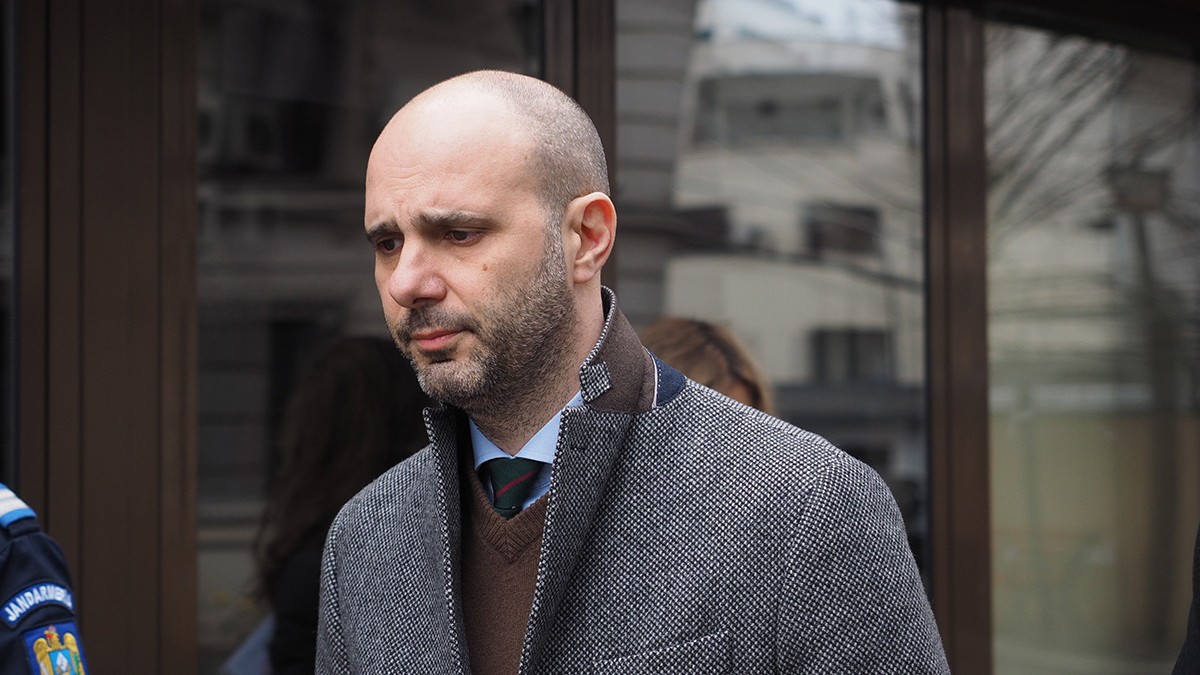 Șerban Pop îmbrăcat într-o haină gri pare îngrijorat.