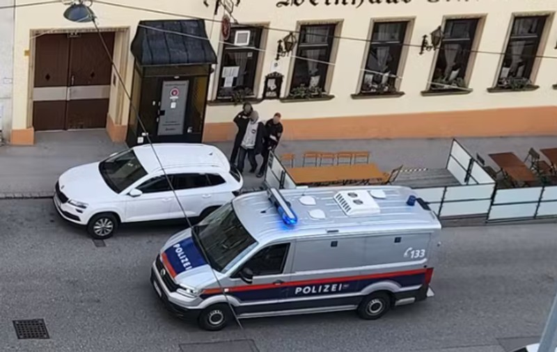 „Cruță-mă, mă las păgubaș!”. Un tâlhar român, dezarmat de pistol și bătut de proprietarul unei tutungerii din Viena