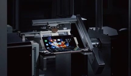 Un smartphone pliabil Honor Magic V5 în timpul unui test de pliere/depliere.