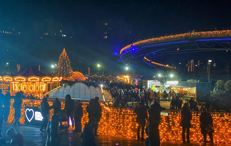 Primul târg de Crăciun din București a fost inaugurat astăzi. Cât a costat iluminatul festiv din sectorul 6