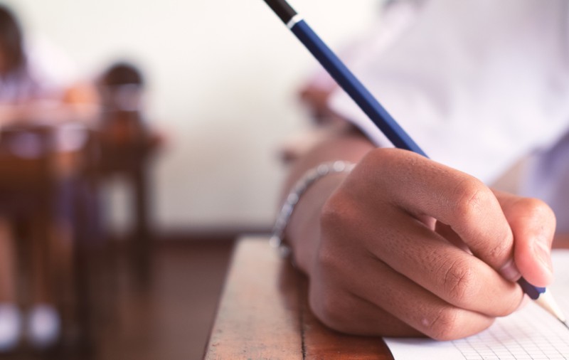 ChatGPT a obținut un scor aproape perfect la unul dintre cele mai grele examene de admitere la universitate din lume. Materiile la care se descurcă cel mai bine AI-ul