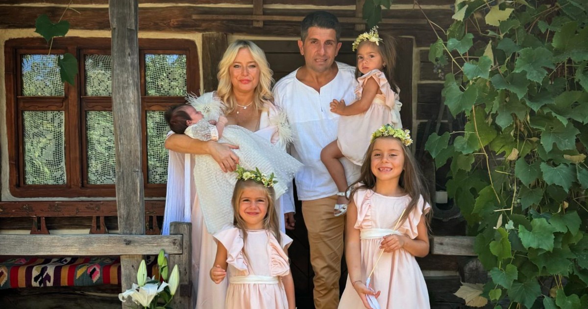 Imagini de la botezul celei de-a patra fetițe a Laurei Cosoi. Evenimentul a avut loc în Maramureș, iar invitații au servit mâncare gătită la ceaun