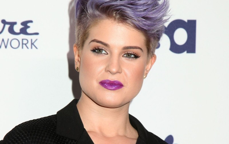 KELLY OSBOURNE şi-a FĂCUT TATUAJ! VEZI ce şi-a SCRIS pe CAP!