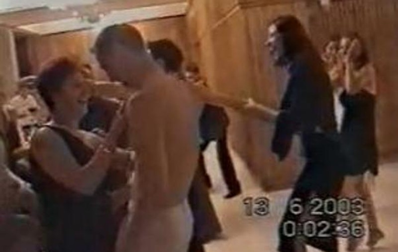 DIRECTOAREA de la LICEUL cu FRAUDE, FILMATĂ DEZBRĂCÂND un ELEV la BANCHET! VIDEO