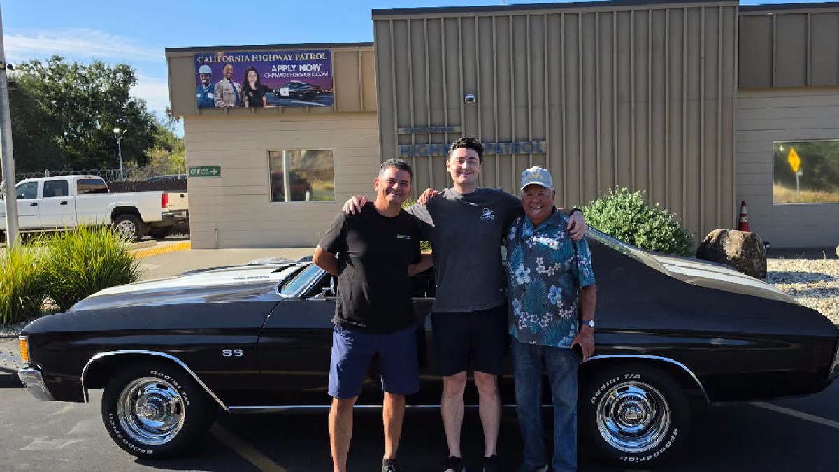 trei barbati pozeaza langa o masina neagra, un Chevrolet Chevelle SS din 1971
