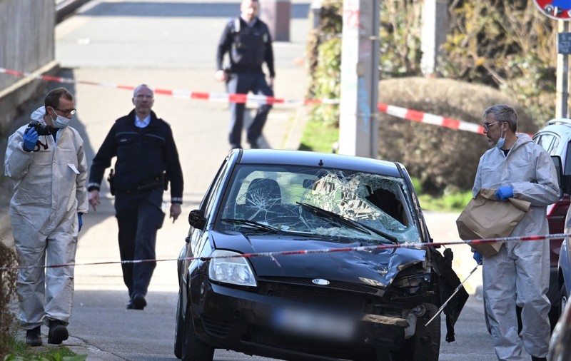 O mașină a intrat în mulțime la Mannheim, în Germania. Două persoane au murit și zece au fost rănite. Suspectul s-a împușcat în gură și este în spital