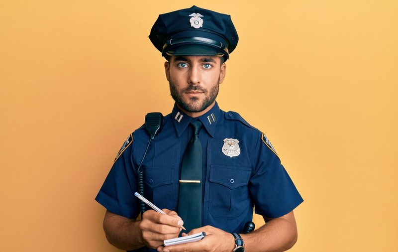 Ce înseamnă când visezi polițist