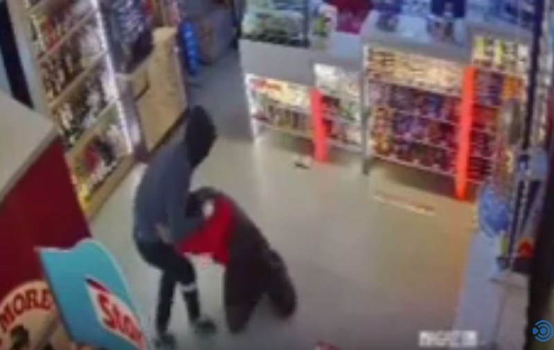 Angajatul unei benzinării din Sibiu, înjunghiat pentru 500 de lei. Autorul jafului nu a fost încă prins