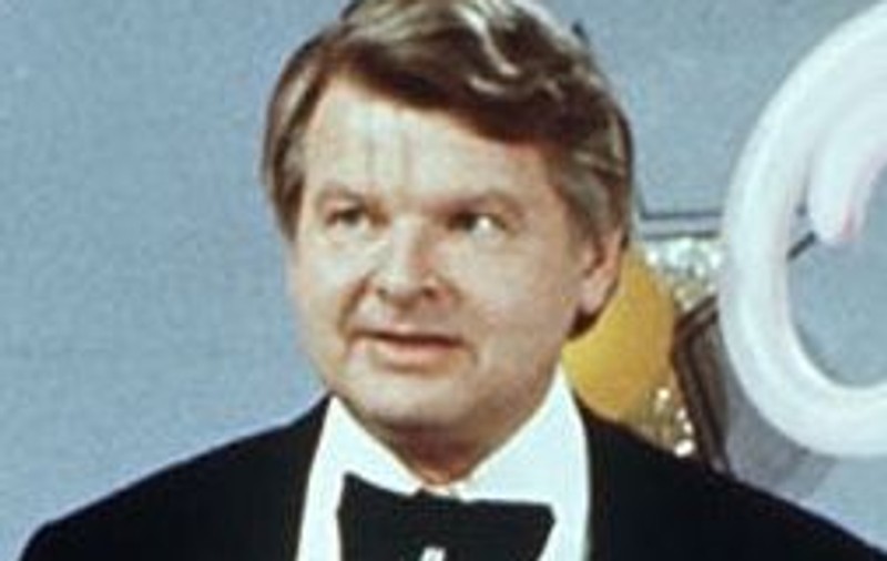 Basca şi ochelarii lui Benny Hill scoase la vânzare