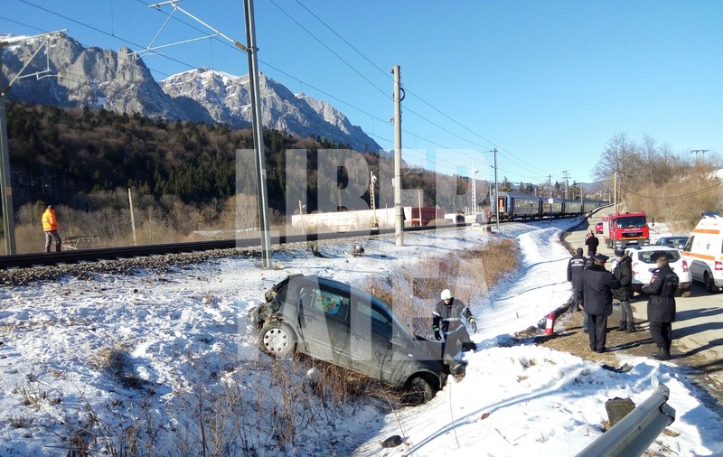 Mașină lovită de tren în Bușteni. Șoferul a supraviețuit miraculos